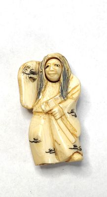 נדיר. נצוקה יפני מחומר גרמי. דמות עם גרזן ומשא על הכתף. היחוד - הפנים נעות ומשנות הבעה. פעם 