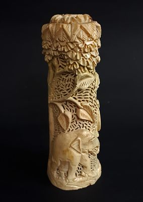 פריט קישוטי עיצובי מחומר חטי. עבודת חיטוב מדהימה בחומר. פריט ישן מאוד. סצינת פילים בג'ונגל. 