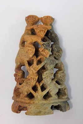 פסלון סיני יוצא מהכלל. עבודת יד מרשימה בחומר. עשוי מאבן Soap Stone. עשרה קופים ניצבים זה על גבי 