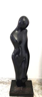 חיים עזוז. פסל מתכת יפיפה. אישה עירומה. חתום בלעז. ניצבת על בסיס עץ. גובה: 76 ס"מ. 
חיים עזוז 