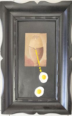 אמן לא ידוע. טכניקה מעורבת: שמן על בד ושתי "ביציות" פלסטיק. "ביציה אחת ושתי 'עיניים'". ממוסגר 