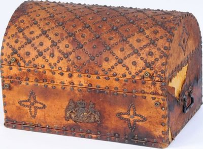 תיבה גרמנית מבאווריה, גרמניה. עתיקה, משנת 1850. עשוי מעץ איכותי ומחופה בעור, עם פטינה בגוון חום 