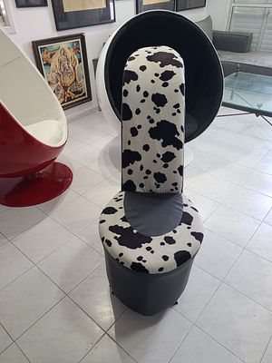 כורסת נעל עקב. נדירה ויפיפייה. וינטייג' יוצא מהכלל. לאחר רסטורציה מלאה. כל הרכיבים חדשים. נוחה 