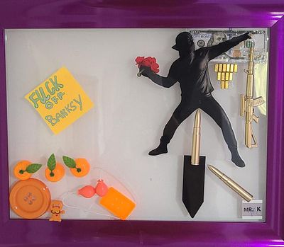 POP ART אמן אמריקאי. יצירות אמנות מחוייכות בנושאים שונים, עם כיתובים משעשעים באנגלית. ממוסגרות 