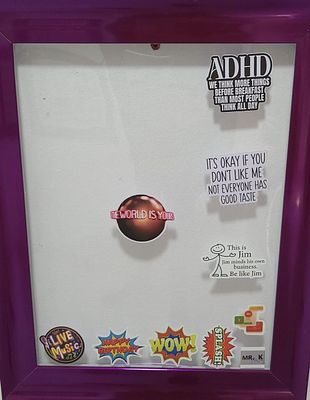 POP ART אמן אמריקאי. יצירות אמנות מחוייכות בנושאים שונים, עם כיתובים משעשעים באנגלית. ממוסגרות 