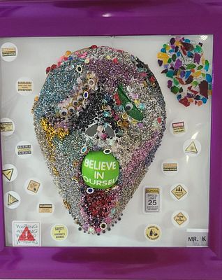 POP ART אמן אמריקאי. יצירות אמנות מחוייכות בנושאים שונים, עם כיתובים משעשעים באנגלית. ממוסגרות 