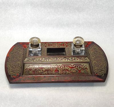 סט שולחני לכלי כתיבה, נייר וקסתות לדיו. מהמאה ה-19. פריט נדיר ויפיפה. מעוטר מאוד בריקועי מתכת 