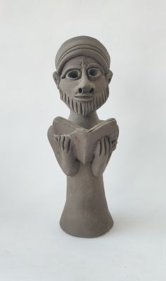 יודה. דמות יהודית קוראת בתנ"ך. פסלון של פסל אתיופי שעלה ארצה ב"מבצע משה". מתמחה בפיסול בחימר 