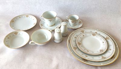 סט ענק של היצרנית המבוקשת "נוריטאקה" היפנית. חתום וממוספר. הסט מעוטר בעיטיורי זהב עדינים 