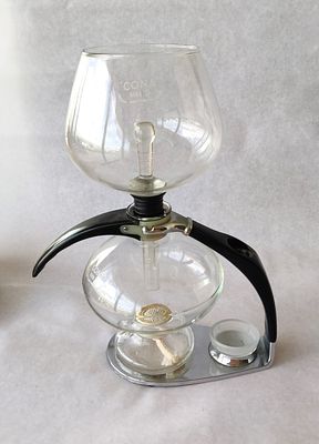 מכשיר קפה נדיר ויחודי. של CONA. פריט מורכב להכנת קפה על נהשולחןלהנאתם של בעלי הבית והאורחים. 