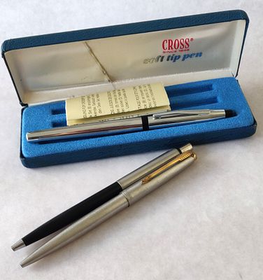 לוט עטים. אחד "קרוס" CROSS במארז המקורי. השני "פרקר" PARKER ישן נושן, מוכסף והשלישי לא 