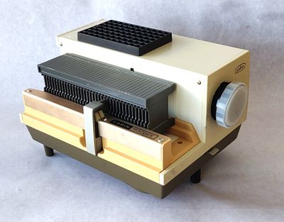 וינטג'. מטול שקופיות - TOO DEE CABINE - 300W אוטומטי. באריזה המקורית, במצב כחדש. + מארז עם שתי 