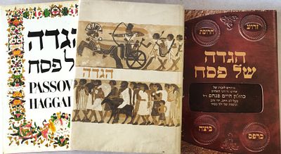 הגדה. לוט שלוש הגדות לפסח בכריכה קשה. בהגדה המעוצבת כחצי עיגול, יש פגם קל בכריכה. שלושתן 