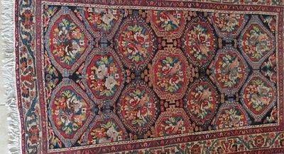 שטיח פרסי יפיפה. צבעוני ובעל נוכחות. עבר חידושים ותיקונים. כל הפראנזים במקום. מידות: 220X145 ס"מ.