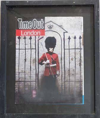 בנקסי. צילום של משמר המלכה. ממוסגר במסגרת עץ שחורה. מידות: 36X30 ס"מ. 
בנקסי יליד בריסטול 