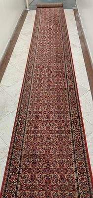 שטיח ארוך ומלבני. עבודה ראויה בריקמת. בדוגמה נאה. שטיח מדגם "קינג דיויד", של "כרמל שטיחים". 