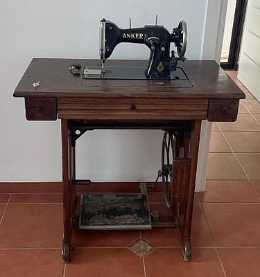מכונת תפירה ישנה נושנה, ANKER, מתוצרת החברה המובילה בגרמניה. עדין במבנה העץ המאפשר עבודה ליד 