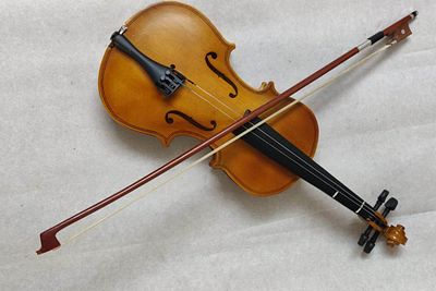 כינור קטן. ישן. טעון שיפוץ. תוצרת SAIGER סין. אורך: 51 ס"מ. בנרתיק המקורי.