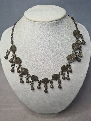 שרשרת אתנית שבטית ישנה נושנה. תליונים וכדורונים. טעונה מירוק. יפיפייה. אורך כשפתוחה: 52 ס"מ.