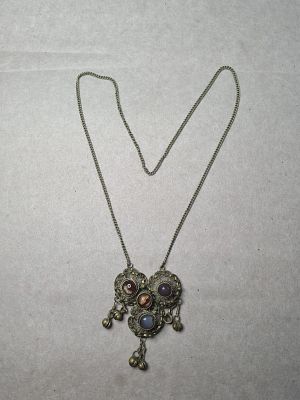 שרשרת מרהיבה בעיצוב אתני מרשים. תליון מאסיבי, עם שלושה חצאי כדור בעבודת חסר ואבני חן משובצות 