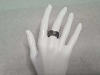 טבעת כסף ישנה נושנה. חתומה ISRAEL 925. טעונה מירוק. משקל: 3.59 גרם. קוטר פנימי: 17 מ"מ.