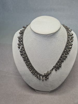 שרשת אתנית בעיצוב בסגנון תימני. מאסיבית. עם כדורונים תלויים. רבת נוכחות. טעונה מירוק. אורך 