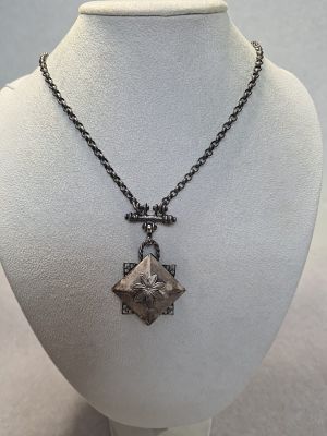 ענק וינטג' מרהיב. עם תליון מאסיבי ושרשרת גם כן. התליון עשוי שני מרובעים זה על זה, אחד, התחתון 