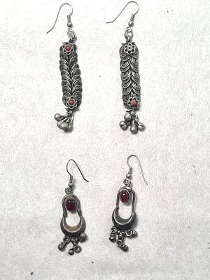 לוט. שני צמדים של עגילים בעיצוב שבטי אתני של פעם. שניהם לנעיצה בחור באוזן. צמד אחד, המוארך 