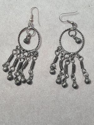 צמד עגילים בעיצוב שבטי אתני של פעם. לנעיצה בחור באוזן. עבודת אמן נאה של עיגולי חוטי מתכת 