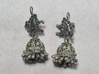 צמד עגילים מרשים ביותר. מלאכת מחשבת אתנית שבטית, בסגנון תכשיטי תימן. מאסיביים ורבי נוכחות 