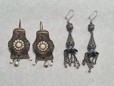 לוט שני צמדים של עגילי מתכת בעיצוב אתני. צמד אחד מעוטר בדמויי פנינים וזכוכיות צבעוניות. רב 