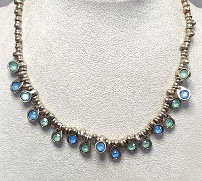 UNO DE 50 ענק בעבודת מעצב. תכשיט יוקרתי של מותג בינלאומי מוערך מאוד. השרשרת מוכספת של חרוזי 