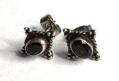 זוג עגילי כסף סטרלינג - חתומים 925, עדינים, אצילים ואלגנטיים. מעוטרים באבני גראנט. וינטג' יוצא 