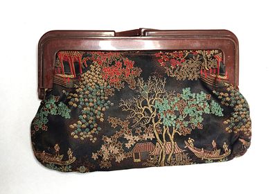 נדיר - תיק ערב לאישה משנות ה-40 של המאה הקודמת. המסגרת היא מצלולואיד/באקליט/לוסייט (פלסטיק 