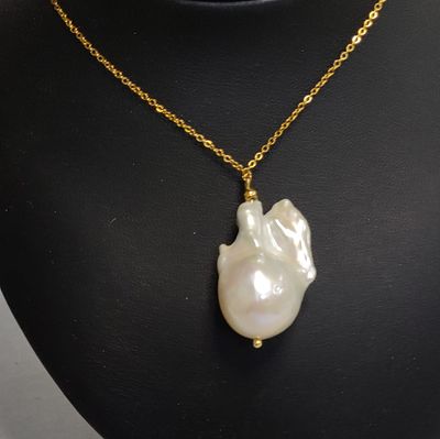 שרשרת מוזהבת חתומה פלדת אל-חלד. עם תליון יוצא מהכלל בעיצוב נדיר. אם הפנינה מקורי, כולל בתוכו 