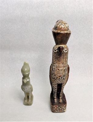 לוט פסלי האל המצרי הורוס. האחד, פסל אבן בהט מצרי. של האל הורוס מהמיתולוגיה המצרית העתיקה. מרהיב 