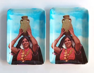 "פלפוט" PALPHOT לוט - לאספני ישראלינה, או מאפרות, או גם וגם. שתי מאפרות ישראלינה, עם הדפס אישה 