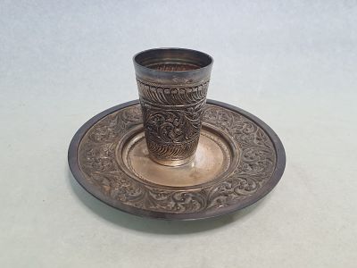 גביע קידוש וצלחת תחתיו. כסף חתום 925. שני הפריטים מקושטים מאוד במלאכת ריקוע נאה של תבליטים 