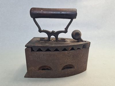 מגהץ ישן נושן מברזל יצוק. מאסיבי וכבד. שימש לגיהוץ טקסטילים שונים בעידנים אחרים. בגוף המגהץ 