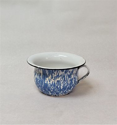 סיר לילה "של פעם". אמאיל לבן וכחול. כתמי חלודה מפאת הגיל. שימש בכל בית בישראל, גם בתקופת טרום 