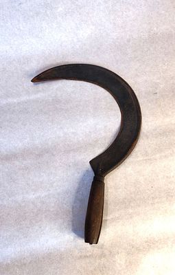 מגל ישן נושן. מקור סוביטי. ככל הניראה משנות ה-50 של המאה הקודמת. פריט וינטייג' יוצא מהכלל.