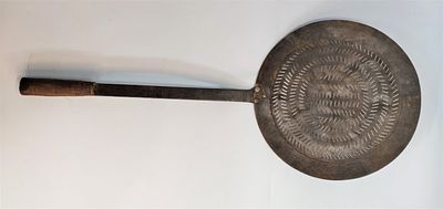 נדיר. מחתה מתכת ועץ לגחלים. רב שנים ביותר. ממקור איסלאמי. יתכן עות'מאני. אפשרי להנחה לצד פריט 