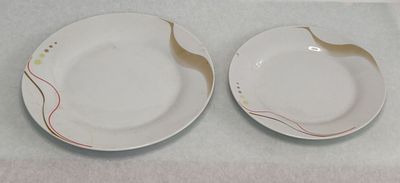 סט מקורי של "נעמן" - 18 צלחות בשני גדלים. לא היו מעולם בשימוש. באריזה המקורית.