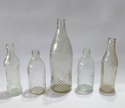 לוט בקבוקי זכוכית וינטג' של "קריסטל", אחד של "קאן-קאן" KAN-KAN בנוסף שני בקבוקי תפוזים של 