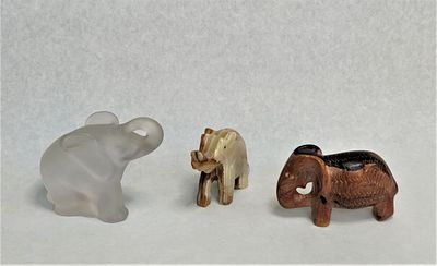 לוט אמנות זכוכית יוצא מהכלל - שלושה פילים לאוסף. אחד מזכוכית חלבית, תוצרת יצרנית פריטי הזכוכית 