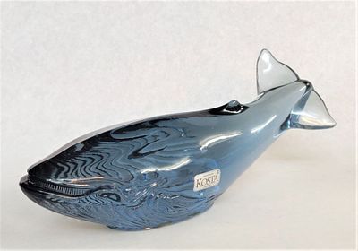 יצירת אמנות מזכוכית צבעונית מרהיבה, של האמן השבדי פול הוף. הפריט - לוויתן - הוא מסידרת בעלי 