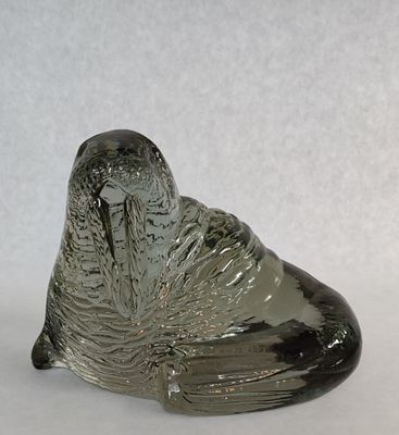 יצירת אמנות מזכוכית צבעונית מרהיבה, של האמן השבדי פול הוף . הפריט - אריה ים - הוא מסידרת בעלי 