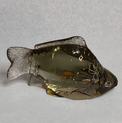 יצירת אמנות מזכוכית צבעונית מרהיבה, של האמן השבדי פול הוף . הפריט - דג קרפיון - הוא מסידרת 