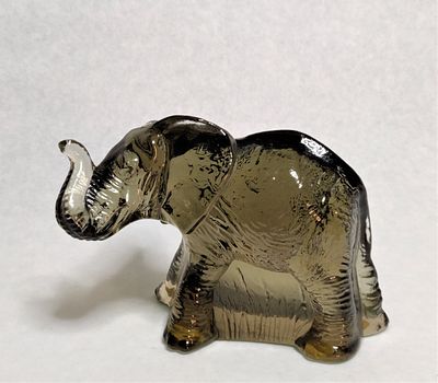 יצירת אמנות מזכוכית צבעונית של האמן השבדי הנודע פול הוף . הפריט - פיל - של היצרניות השבדיות 