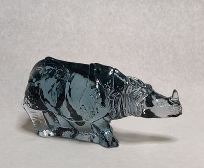 יצירת אמנות מזכוכית צבעונית של האמן השבדי הנודע פול הוף. הפריט - קרנף - מסידרת בעלי החיים של 